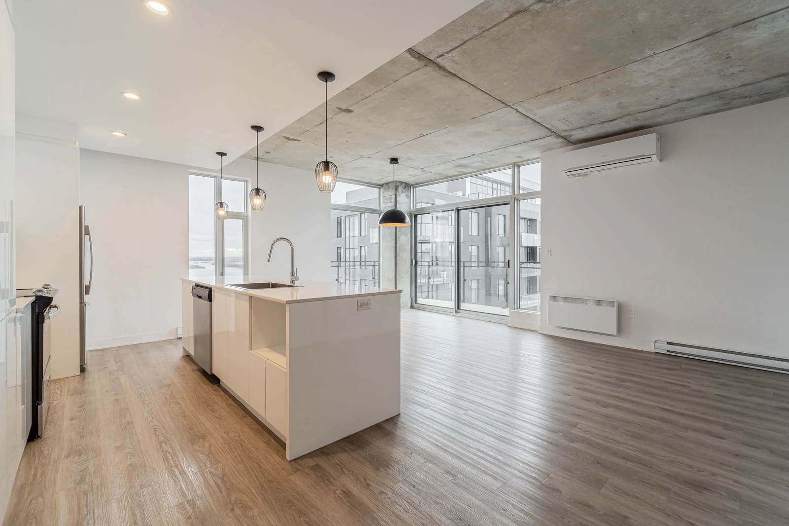 8300 Boul. St-Laurent — photo 3