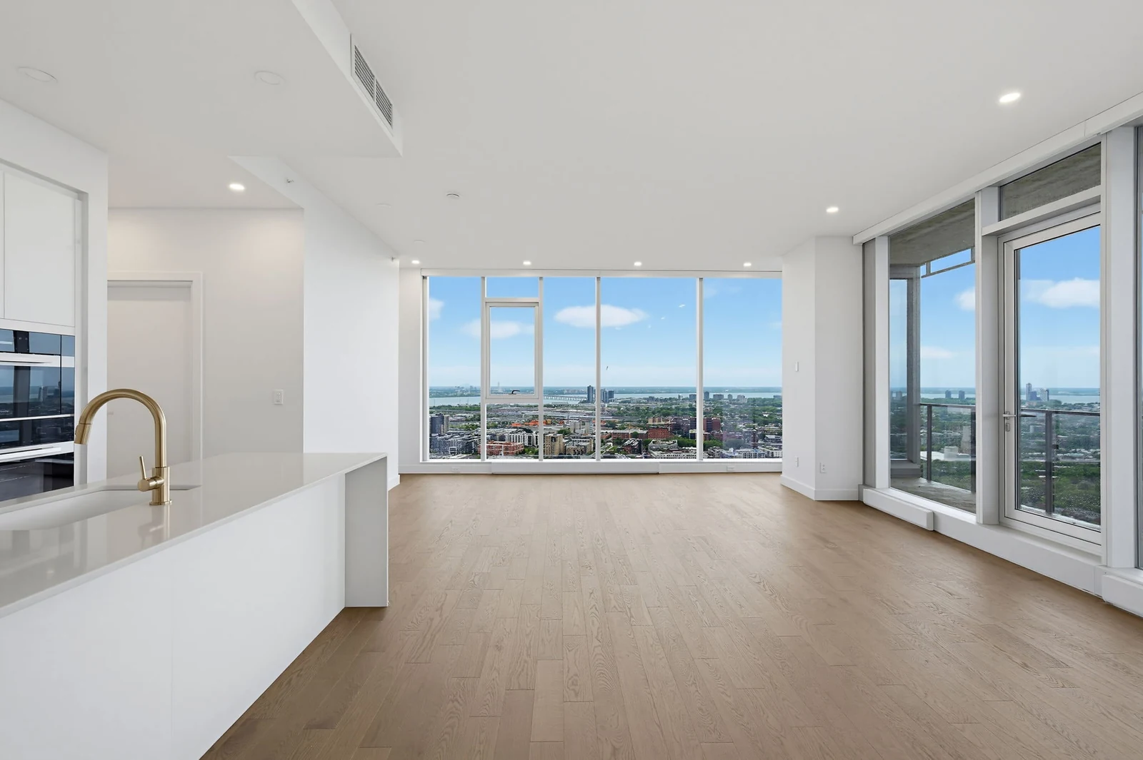 A light-filled interior at Quinzecent, Montréal