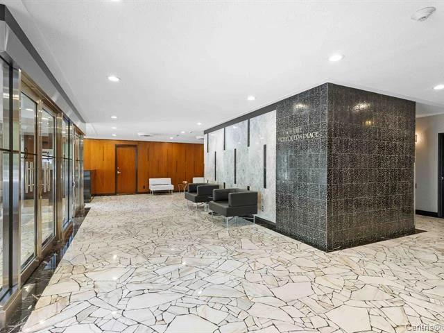 3033 Rue Sherbrooke O — 2