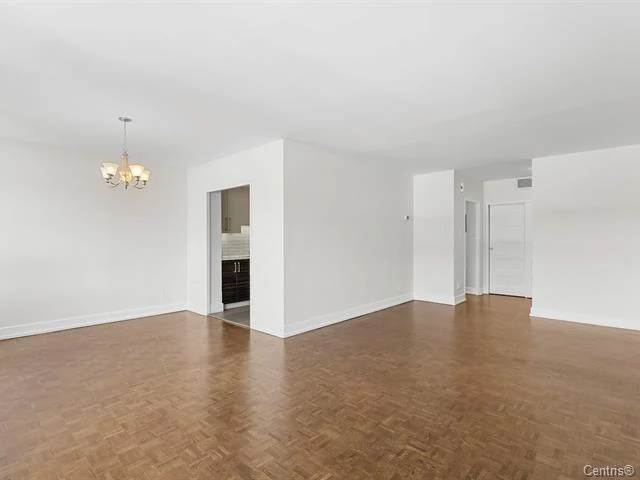 3033 Rue Sherbrooke O — 4