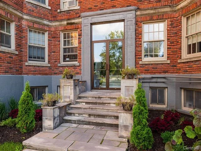 4560 Rue Ste-Catherine O — 2
