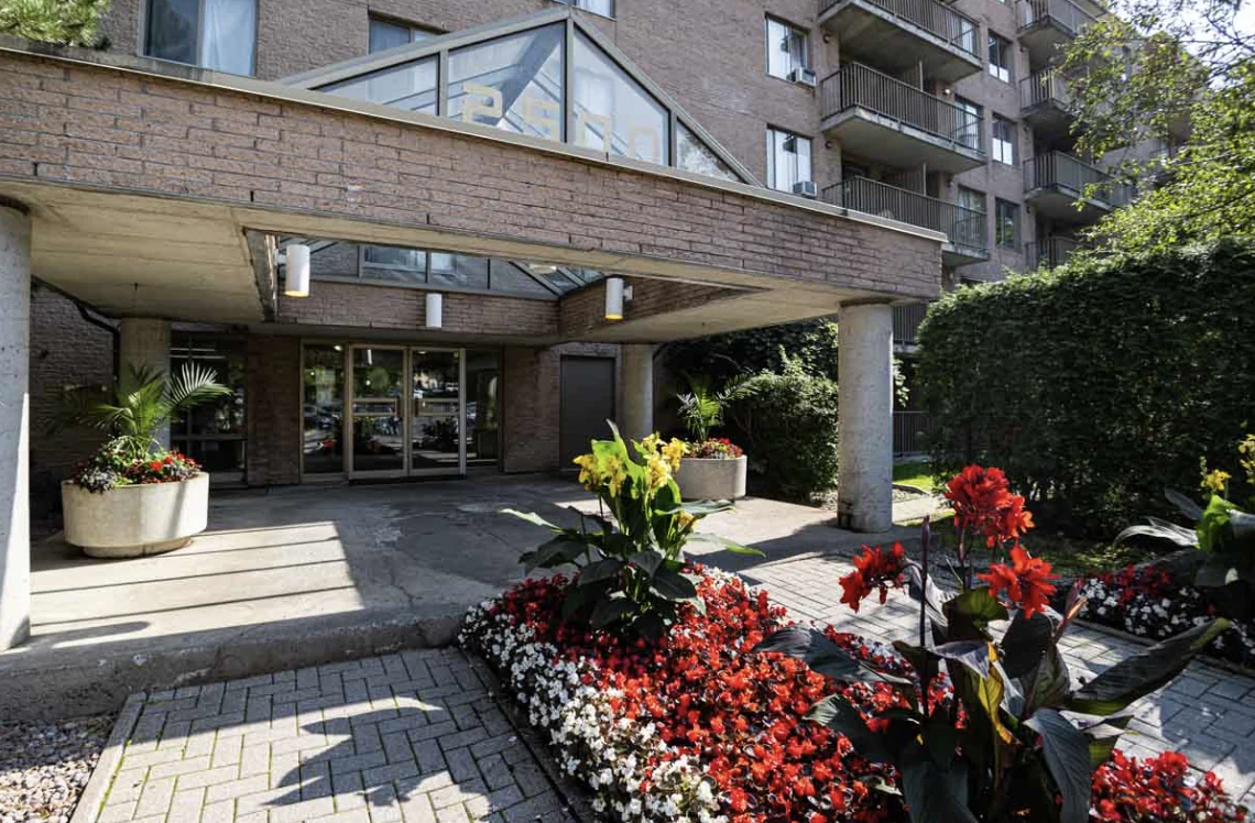 2500 Boul. Cavendish — 2