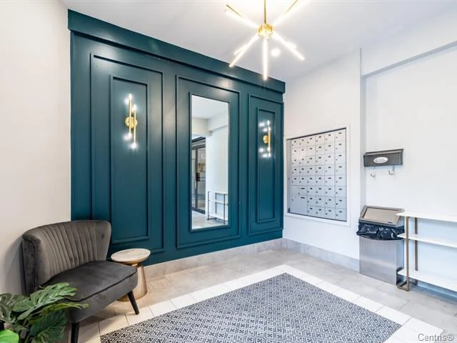 4560 Rue Ste-Catherine O — 3